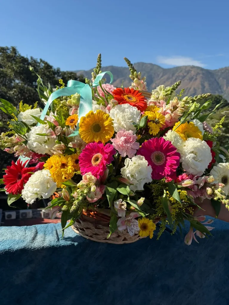 Ramo de rosas mix en tonos rosa pastel con detalles de perlas y malla de La Floristería Miriam Franco en Tepic.
