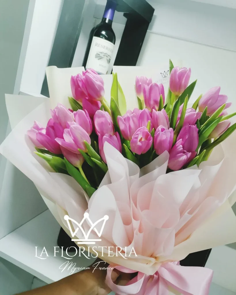 Detalle floral de tulipanes premium en papel coreano rosa de la colección exclusiva de Florería Miriam