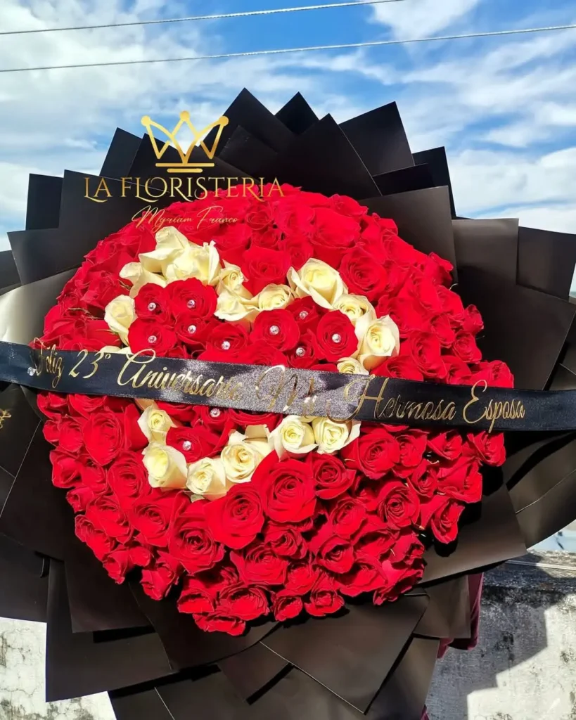 Ramo gigante de rosas rojas con diseño de corazón en rosas blancas de La Floristería Miriam Franco en Tepic.