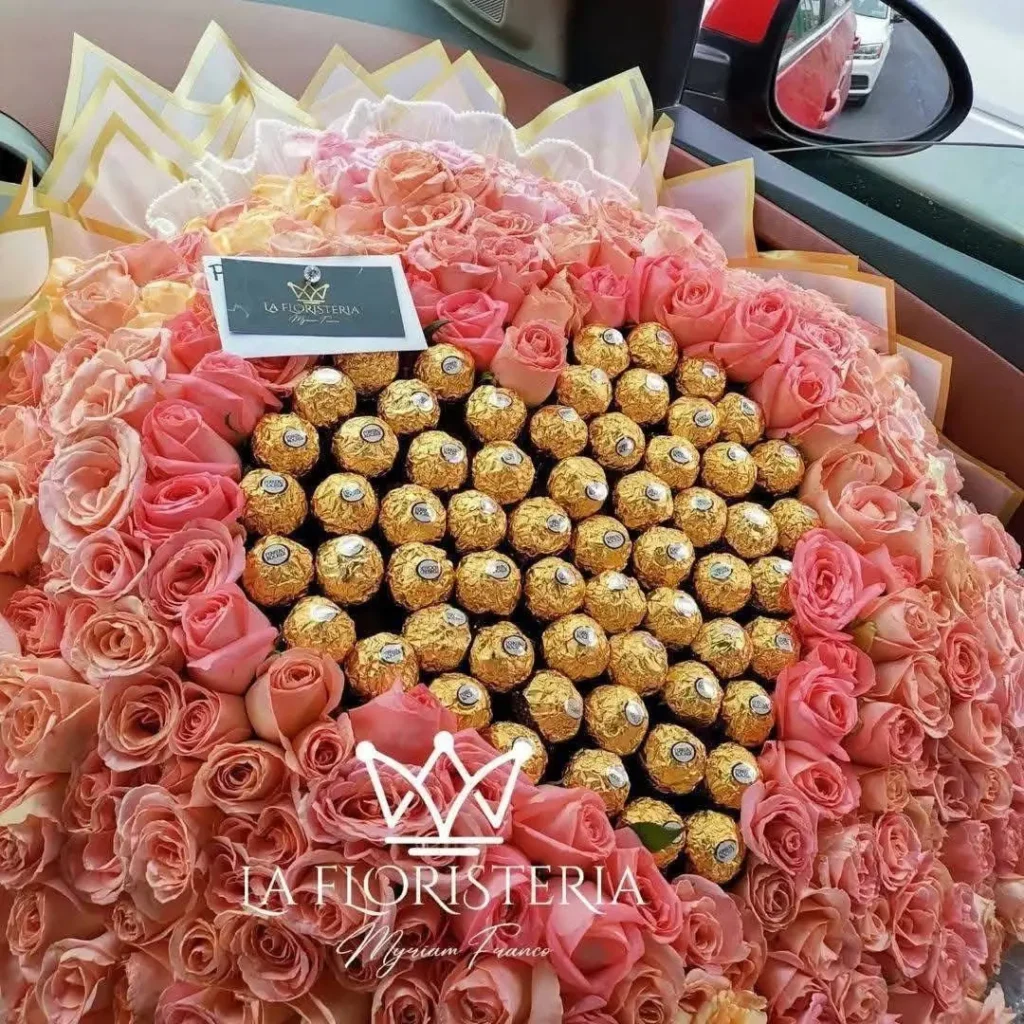 Ramo gigante de rosas rosa pastel en forma de corazón con chocolates Ferrero Rocher de La Floristería Miriam Franco en Tepic.