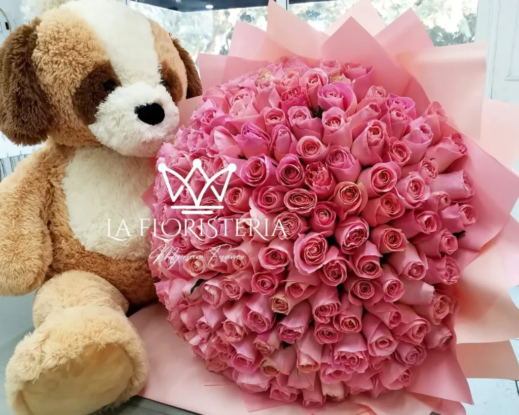 Ramo gigante de rosas rosas con peluche de perrito de La Floristería Miriam Franco en Tepic.